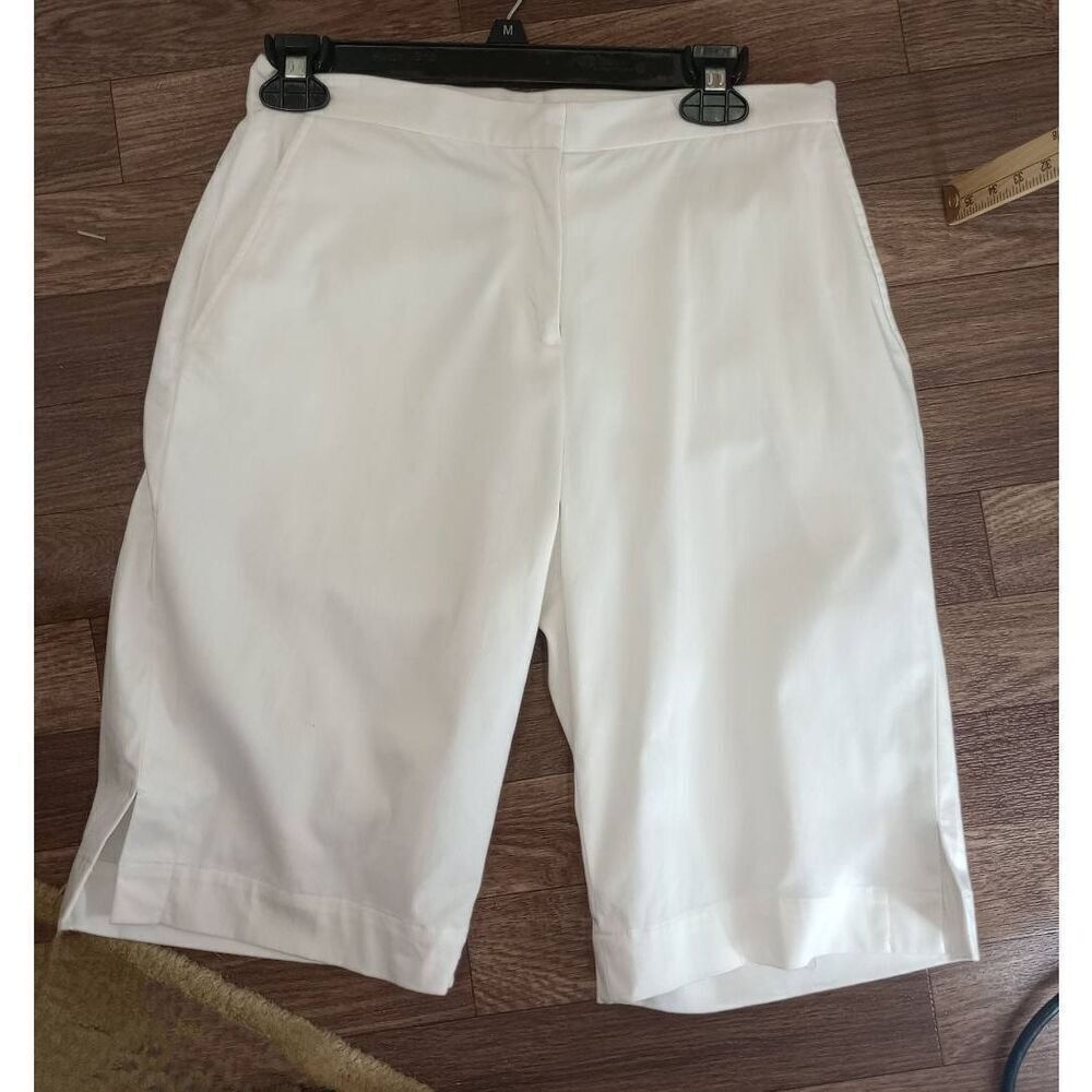 Callaway golf white Bermuda golf shorts. size 6